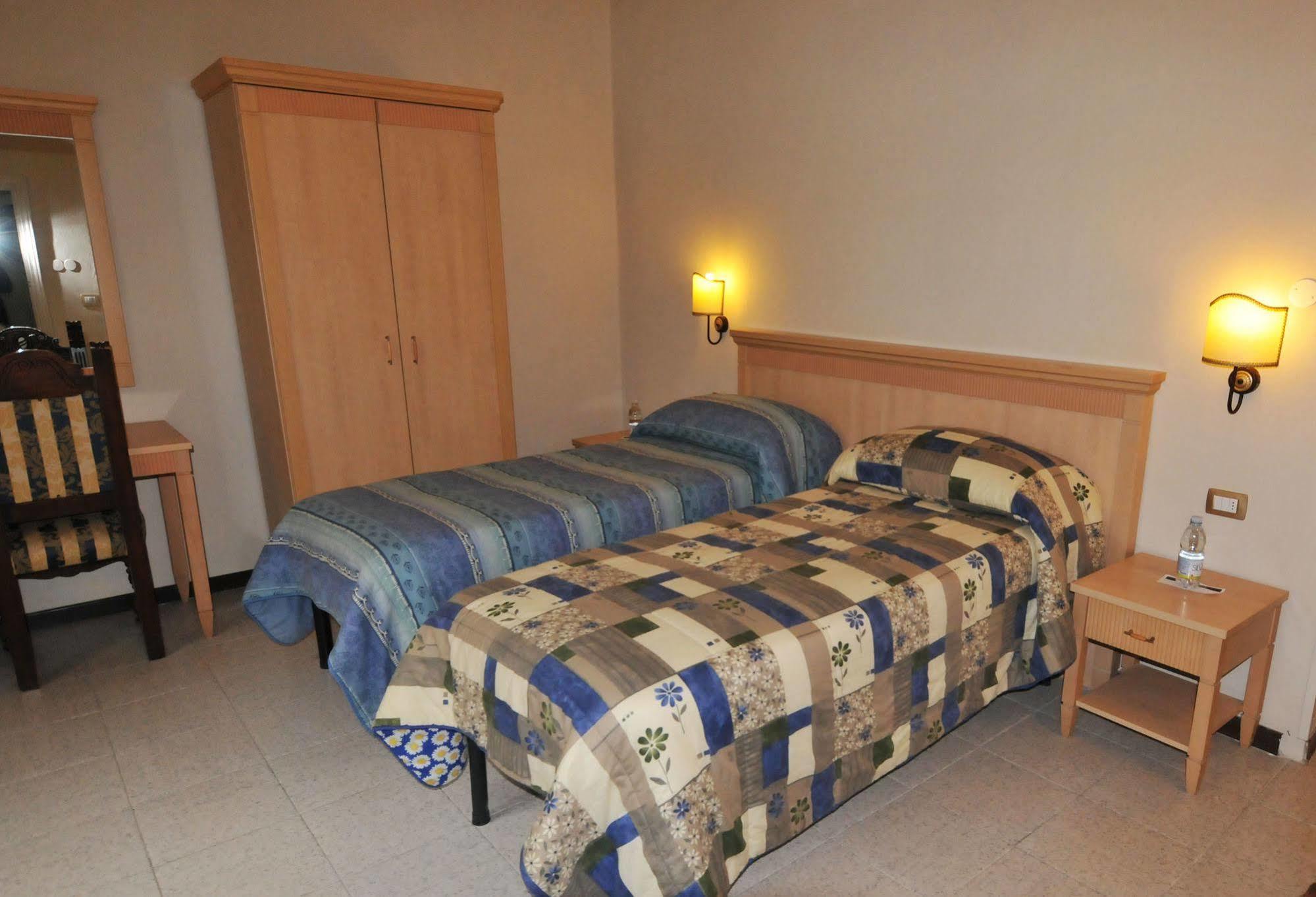 Hhb Hotel Флоренция Екстериор снимка