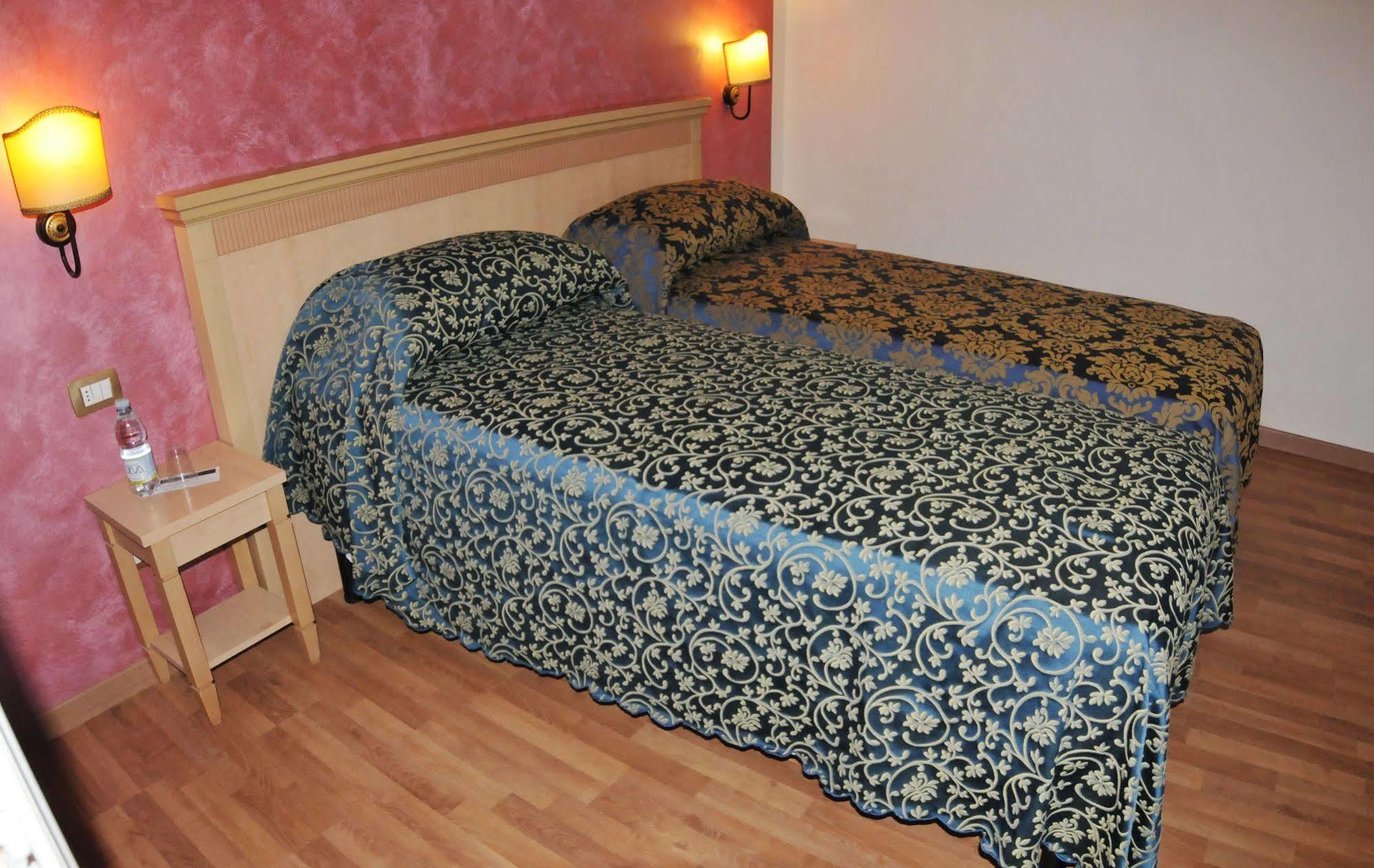 Hhb Hotel Флоренция Екстериор снимка
