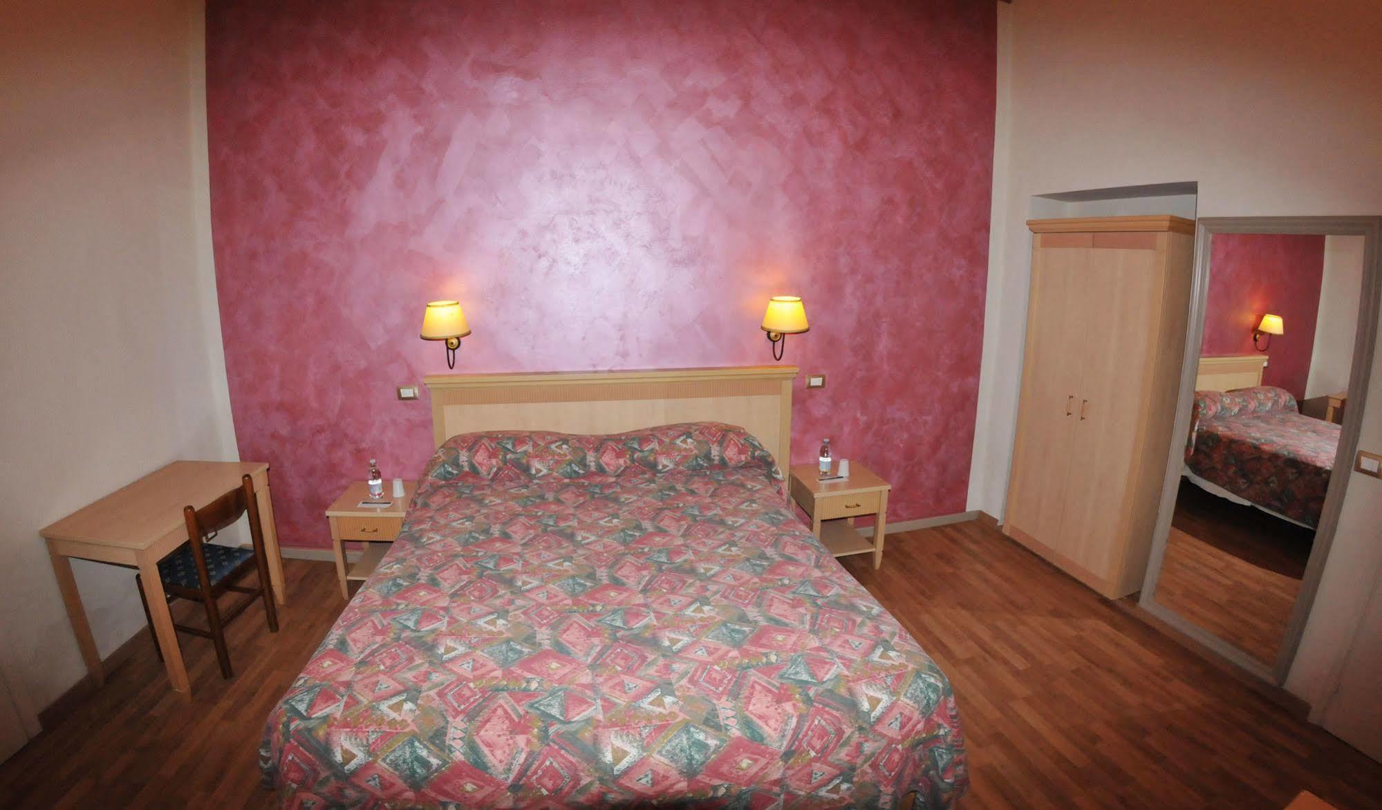 Hhb Hotel Флоренция Екстериор снимка
